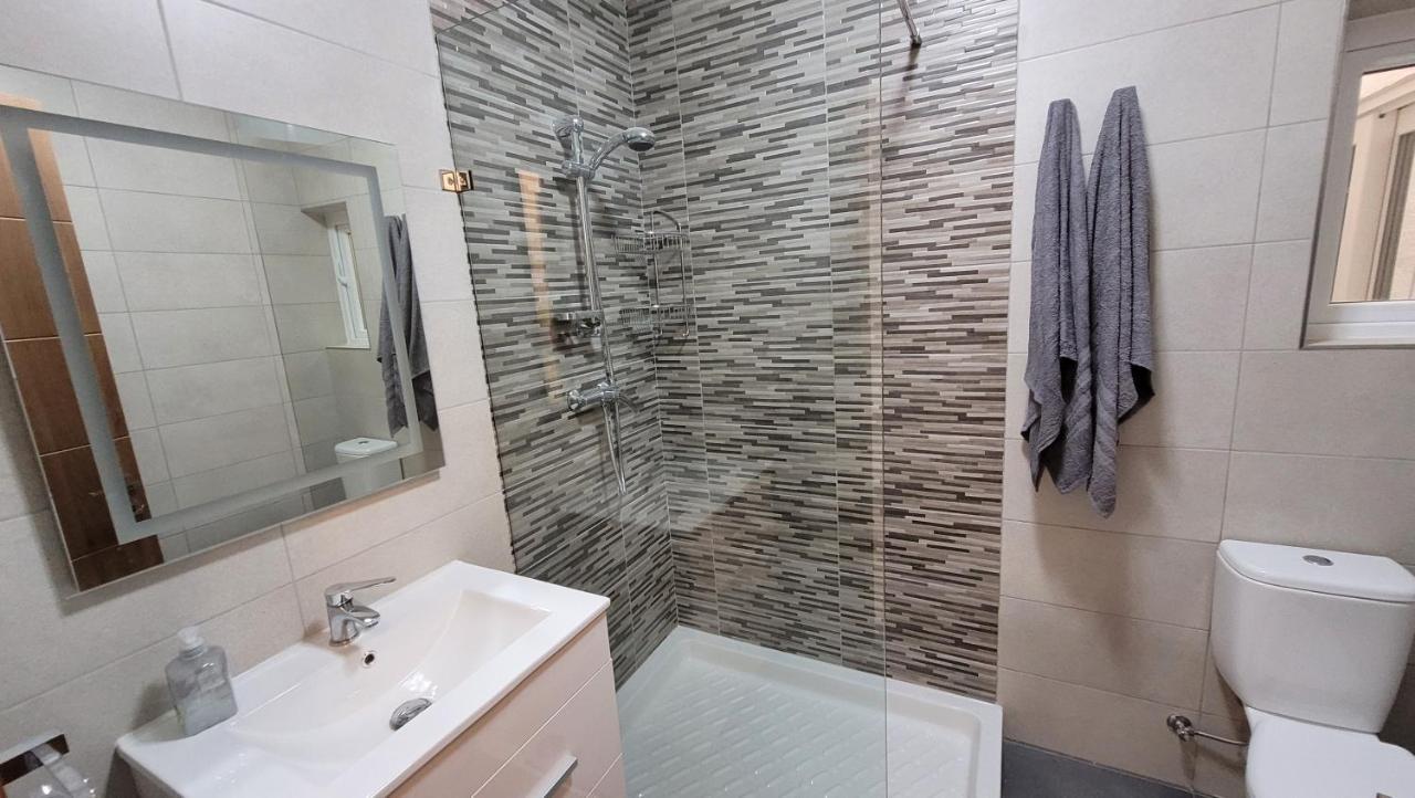 Lovely Apartment With Side Sea View Σεντ Πόλς Μπέι Εξωτερικό φωτογραφία